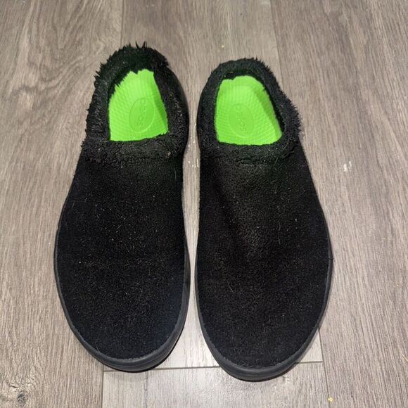 OOFOS Men\'s Black Slip-Ons with Vibrant Green Lining main image 6